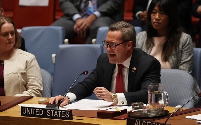 L'ambassadeur américain auprès des Nations unies, Mike Waltz, s'exprimant lors d'une réunion du Conseil de sécurité sur la situation au Moyen-Orient, notamment sur la question de la création d'un État palestinien, pendant l'Assemblée générale de l'ONU, au siège de l'ONU à New York, le 23 septembre 2025. (Crédit : Spencer Platt/ Getty Images via AFP)
