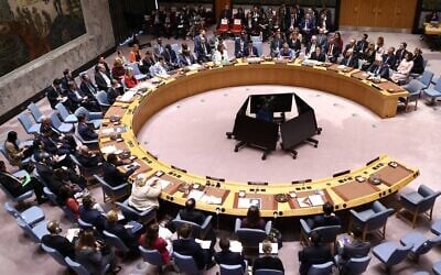 Le secrétaire d’État américain Marco Rubio (assis à la table, 3ᵉ à droite) s’exprimant lors d’une réunion ministérielle du Conseil de sécurité des Nations unies sur l’Ukraine, au siège de l’ONU, à New York, le 23 septembre 2025. (Crédit : Charly Triballeau/AFP)