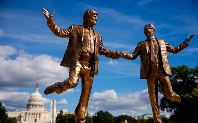 Le dôme du Capitol derrière une statue représentant le président américain Donald Trump et Jeffrey Epstein se tenant la main sur le National Mall, le 2 octobre 2025 à Washington, DC. (Crédit : Andrew Harni / Getty Images via AFP) Le dôme du Capitol derrière une statue représentant le président américain Donald Trump et Jeffrey Epstein se tenant la main sur le National Mall, le 2 octobre 2025 à Washington, DC. (Crédit : Andrew Harni / Getty Images via AFP)