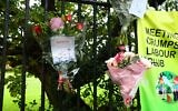 Des fleurs et des messages de condoléances sont photographiés près d'un cordon de police sur la route principale devant la synagogue Heaton Park Hebrew Congregation à Crumpsall, au nord de Manchester, le 3 octobre 2025, à la suite d'une attaque terroriste meurtrière perpétrée dans la synagogue. (Crédit : Paul Currie / AFP)