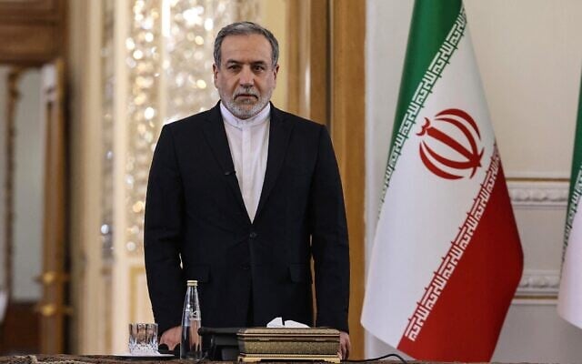 Le ministre iranien des Affaires étrangères Abbas Araghchi s'adresse aux ambassadeurs étrangers en Iran, à Téhéran, le 5 octobre 2025. (Crédit : ATTA KENARE / AFP)