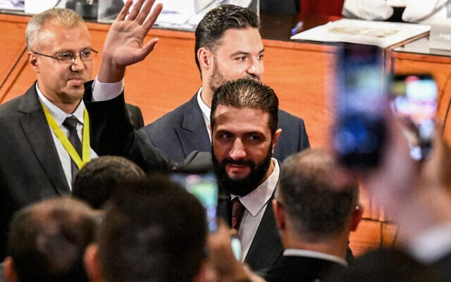Le président par intérim syrien, Ahmed al-Sharaa, dans un bureau de vote où les membres des commissions locales syriennes votent dans le cadre du processus électoral visant à désigner un Parlement provisoire, à Damas, le 5 octobre 2025. (Crédit : Louai Beshara/AFP) Le président par intérim syrien, Ahmed al-Sharaa, dans un bureau de vote où les membres des commissions locales syriennes votent dans le cadre du processus électoral visant à désigner un Parlement provisoire, à Damas, le 5 octobre 2025. (Crédit : Louai Beshara/AFP)