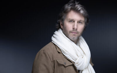 Le romancier et journaliste français Alfred de Montesquiou pose lors d'une séance photo à Paris, le 8 octobre 2025. (Crédit : JOEL SAGET / AFP)