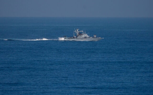Un navire de la Marine israélienne patrouille sur la côte, vu depuis Nuseirat, dans le centre de la bande de Gaza. le 10 octobre 2025. (Eyad BABA / AFP)