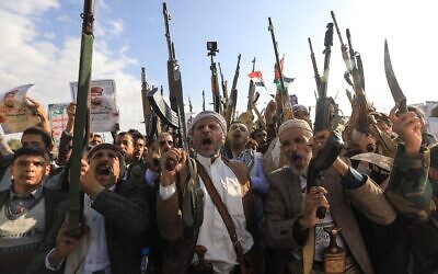 Des partisans des rebelles houthis du Yémen soutenus par l'Iran brandissent des armes lors d'un rassemblement anti-Israël à Sanaa, le 17 octobre 2025. (Crédit : Mohammed HUWAIS / AFP)