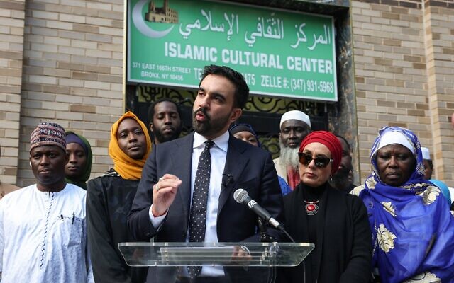 Le candidat à la mairie de New York, Zohran Mamdani, s'exprime sur l'islamophobie devant le Centre culturel islamique du Bronx à New York, le 24 octobre 2025. Les New-Yorkais voteront pour élire leur maire le 4 novembre 2025. (Crédit : TIMOTHY A.CLARY / AFP)