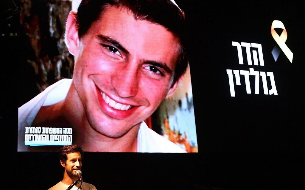 Chemi Goldin, frère du lieutenant Hadar Goldin, dont le corps est toujours détenu par le Hamas dans la bande de Gaza, s'exprime sur la place des Otages à Tel-Aviv, le 28 octobre 2025. (Crédit : Jack GUEZ / AFP)