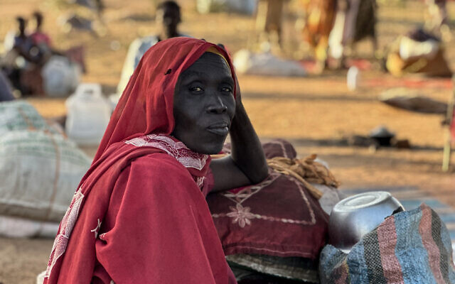 Une femme soudanaise déplacée qui a fui El-Fasher après la chute de la ville aux mains des Forces de soutien rapide (RSF) se repose dans la ville de Tawila, dans la région du Darfour occidental, ravagée par la guerre, le 28 octobre 2025. Les craintes se sont intensifiées au Soudan le 28 octobre, trois jours après la prise de la ville clé d'El-Fasher par les paramilitaires, alors que des informations faisaient état d'atrocités de masse et du meurtre de cinq volontaires du Croissant-Rouge au Kordofan. La prise d'El-Fasher, cœur historique du Darfour, a fait craindre des massacres rappelant les jours les plus sombres de la région. (Photo AFP) Une femme soudanaise déplacée qui a fui El-Fasher après la chute de la ville aux mains des Forces de soutien rapide (RSF) se repose dans la ville de Tawila, dans la région du Darfour occidental, ravagée par la guerre, le 28 octobre 2025. Les craintes se sont intensifiées au Soudan le 28 octobre, trois jours après la prise de la ville clé d'El-Fasher par les paramilitaires, alors que des informations faisaient état d'atrocités de masse et du meurtre de cinq volontaires du Croissant-Rouge au Kordofan. La prise d'El-Fasher, cœur historique du Darfour, a fait craindre des massacres rappelant les jours les plus sombres de la région. (Photo AFP)