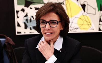 La ministre française de la Culture Rachida Dati sourit lors d'une audition sur le projet de loi de finances 2026, à l'Assemblée nationale, à Paris, le 29 octobre 2025. (Crédit : Thibaud MORITZ / AFP)