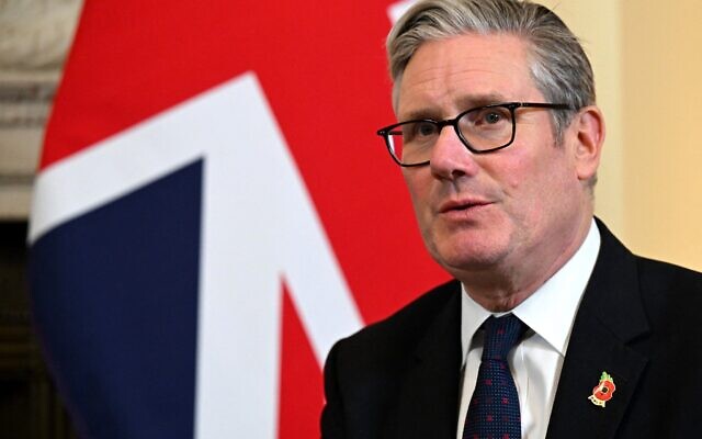 Le Premier ministre britannique Keir Starmer, au 10 Downing Street, dans le centre-ville de Londres, le 29 octobre 2025. (Crédit : Leon Neal/POOL/AFP)