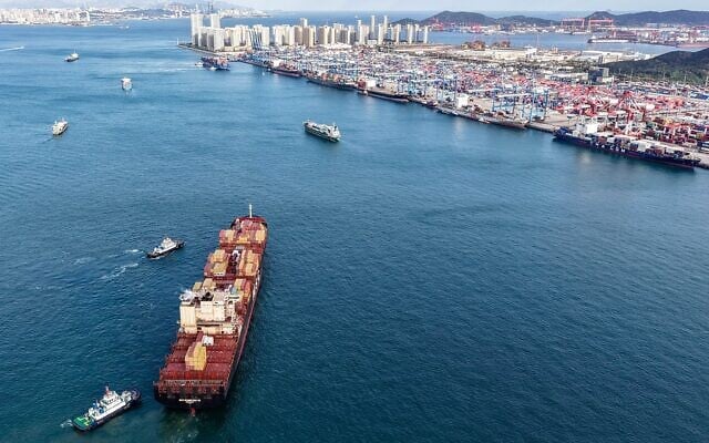 Une vue aérienne montre des cargos et des remorqueurs dans le port de Qingdao, dans la province chinoise du Shandong, à l'est du pays, le 29 octobre 2025. (Crédit : AFP) Une vue aérienne montre des cargos et des remorqueurs dans le port de Qingdao, dans la province chinoise du Shandong, à l'est du pays, le 29 octobre 2025. (Crédit : AFP)