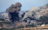 Photo d'illustration : De la fumée s'élève à la suite d'une frappe aérienne israélienne à la périphérie du village d'Ej Jarmaq, dans le sud du Liban, le 30 octobre 2025 (Crédit : Rabih DAHER / AFP)