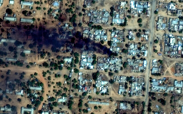 Cette image satellite fournie par Vantor, prise le 26 octobre 2025 et rendue publique le 31 octobre 2025, montre la fumée qui s'élève des incendies qui ravagent les environs de l'aéroport d'El-Fasher, au Soudan. (Crédit : Image satellite ©2025 Vantor / AFP) Cette image satellite fournie par Vantor, prise le 26 octobre 2025 et rendue publique le 31 octobre 2025, montre la fumée qui s'élève des incendies qui ravagent les environs de l'aéroport d'El-Fasher, au Soudan. (Crédit : Image satellite ©2025 Vantor / AFP)
