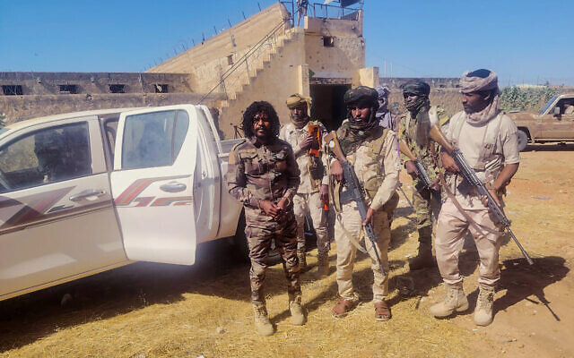 Cette photo diffusée par les Forces de soutien rapide soudanaises (RSF) le 30 octobre 2025 montre des membres des RSF en train d'arrêter un combattant connu sous le nom d'Abu Lulu (à gauche) à El-Fasher, dans la région du Darfour occidental, déchirée par la guerre.