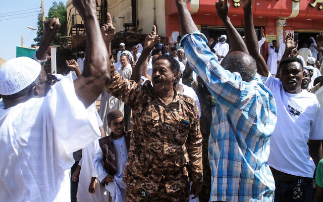 Des habitants participent à une manifestation à Omdurman le 31 octobre 2025 pour protester contre les « atrocités » commises par les Forces de soutien rapide à El-Fasher, dans l'ouest du Soudan. (Crédit : EBRAHIM HAMID / AFP) Des habitants participent à une manifestation à Omdurman le 31 octobre 2025 pour protester contre les « atrocités » commises par les Forces de soutien rapide à El-Fasher, dans l'ouest du Soudan. (Crédit : EBRAHIM HAMID / AFP)