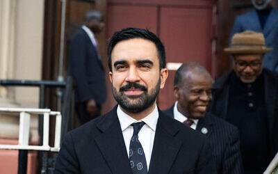 Le candidat à la mairie de New York, Zohran Mamdani, participant à un événement de campagne le 1ᵉʳ Novembre 2025, dans l'arrondissement de Brooklyn, à New York. (Crédit : Stephanie Keith/Getty Images/AFP)