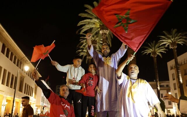 Les Marocains célèbrent la décision du Conseil de sécurité de l'ONU, qui a exprimé son soutien au plan d'autonomie du Maroc pour le Sahara occidental, un territoire disputé depuis un demi-siècle entre Rabat et le Front Polisario, qui lutte pour l'indépendance et bénéficie du soutien de l'Algérie, dans la ville de Rabat, tard dans la soirée du 31 octobre 2025. (Crédit : Abdel Majid BZIOUAT / AFP)