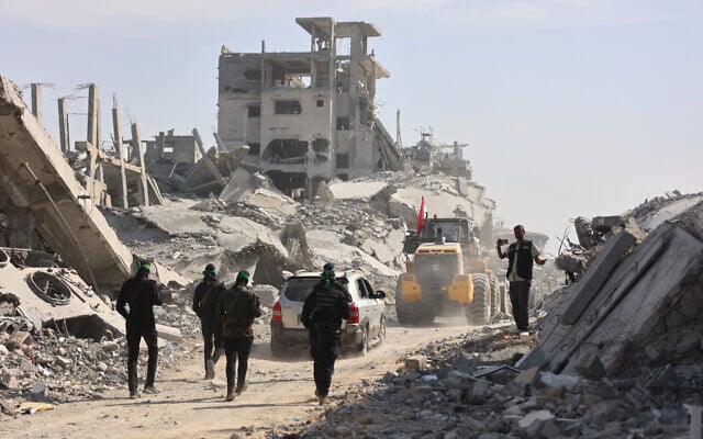 Des terroristes armés du Hamas, à Gaza-City, le 2 novembre 2025. (Crédit : Omar al-Qattaa/AFP) Des terroristes armés du Hamas, à Gaza-City, le 2 novembre 2025. (Crédit : Omar al-Qattaa/AFP)