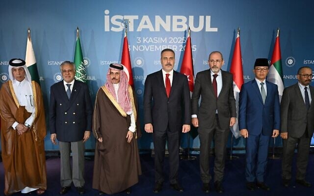 De gauche à droite : Des responsables du Qatar, du Pakistan, de l'Arabie saoudite, de la Turquie, de la Jordanie, de l'Indonésie et des Émirats arabes unis posant pour une photo lors d'une réunion visant à discuter du plan de paix pour Gaza soutenu par les États-Unis, à Istanbul, le 3 novembre 2025. (Crédit : Ozan Kose/AFP) De gauche à droite : Des responsables du Qatar, du Pakistan, de l'Arabie saoudite, de la Turquie, de la Jordanie, de l'Indonésie et des Émirats arabes unis posant pour une photo lors d'une réunion visant à discuter du plan de paix pour Gaza soutenu par les États-Unis, à Istanbul, le 3 novembre 2025. (Crédit : Ozan Kose/AFP)
