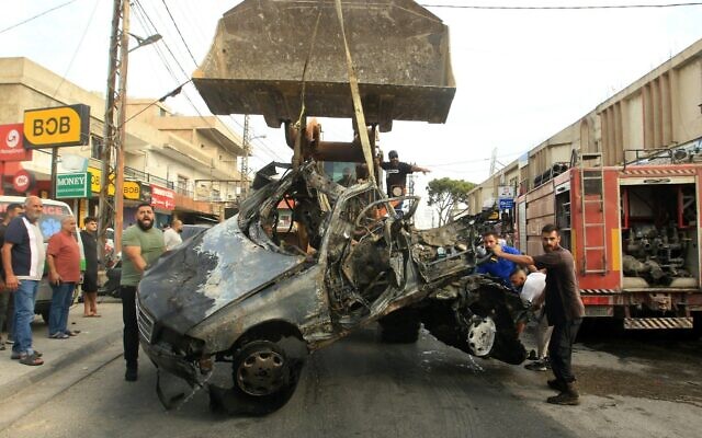 Illustration : Un bulldozer enlevant les débris d'un véhicule frappé par un drone israélien dans le village de Doueir, au sud du Liban, près de la ville de Nabatiyeh, le 3 novembre 2025. (Crédit : Mahmoud Zayyat/AFP)