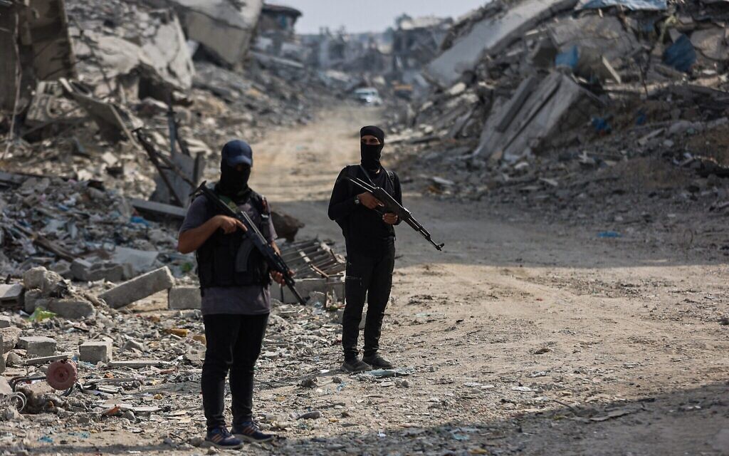 Des terroristes du Hamas gardant une zone où ils recherchent les corps d'otages avec l'aide du Comité international de la Croix-Rouge (CICR), à Gaza-City, le 3 novembre 2025. (Crédit : Omar al-Qattaa/AFP)