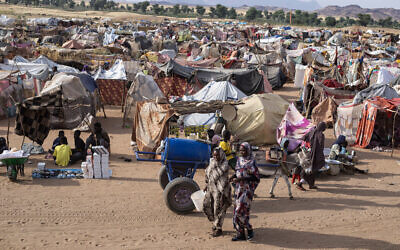 Des Soudanais déplacés qui ont fui El-Fasher après la chute de la ville aux mains des Forces de soutien rapide (RSF) marchent dans le camp d'Um Yanqur, situé à la limite sud-ouest de Tawila, dans la région du Darfour occidental, déchirée par la guerre, au Soudan, le 3 novembre 2025. (Crédit : AFP)