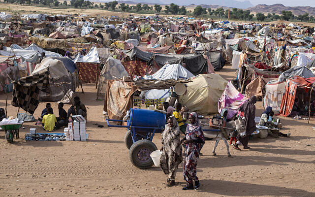 Des Soudanais déplacés qui ont fui El-Fasher après la chute de la ville aux mains des Forces de soutien rapide (RSF) marchent dans le camp d'Um Yanqur, situé à la limite sud-ouest de Tawila, dans la région du Darfour occidental, déchirée par la guerre, au Soudan, le 3 novembre 2025. (Crédit : AFP)