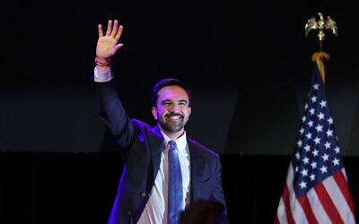 Le candidat à la mairie de New York, Zohran Mamdani, célèbre sa victoire lors d’une soirée électorale au Brooklyn Paramount Theater à Brooklyn, New York, le 4 novembre 2025. (Crédit : Angela Weiss/AFP)