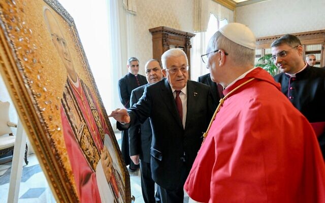 Le pape Léon XIV lors d'une rencontre avec le dirigeant de l'Autorité palestinienne, Mahmoud Abbas, au Vatican, le 6 novembre 2025. ((Crédit : VATICAN MEDIA/AFP) Le pape Léon XIV lors d'une rencontre avec le dirigeant de l'Autorité palestinienne, Mahmoud Abbas, au Vatican, le 6 novembre 2025. ((Crédit : VATICAN MEDIA/AFP)