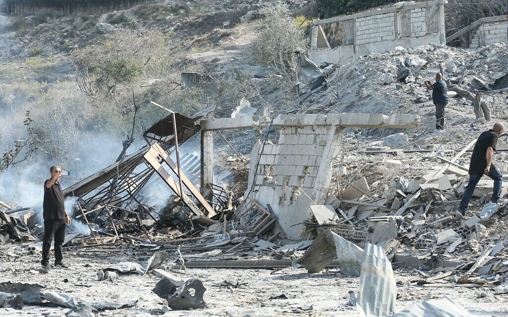 Des personnes évaluent les dégâts causés par une frappe aérienne israélienne dans le village de Toura, au sud du Liban, le 6 novembre 2025. (Crédit : MAHMOUD ZAYYAT / AFP) Des personnes évaluent les dégâts causés par une frappe aérienne israélienne dans le village de Toura, au sud du Liban, le 6 novembre 2025. (Crédit : MAHMOUD ZAYYAT / AFP)