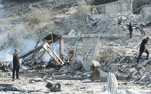 Des personnes évaluent les dégâts causés par une frappe aérienne israélienne dans le village de Toura, au sud du Liban, le 6 novembre 2025. (Crédit : MAHMOUD ZAYYAT / AFP) Des personnes évaluent les dégâts causés par une frappe aérienne israélienne dans le village de Toura, au sud du Liban, le 6 novembre 2025. (Crédit : MAHMOUD ZAYYAT / AFP)