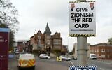 Une affiche sur laquelle on peut lire « Carton rouge au sionisme » sur un lampadaire près de Villa Park à Birmingham, le 6 novembre 2025, avant le match de football de la phase de groupes de l'UEFA Europa League entre Aston Villa et le Maccabi Tel Aviv. (Crédit : Oli SCARFF / AFP)