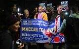 Des manifestants pro-Israël défilent, avant le match de football de la phase de groupes de l’UEFA Europa League entre Aston Villa et le Maccabi Tel Aviv à Villa Park, à Birmingham, dans le centre de l’Angleterre, le 6 novembre 2025. (Crédit : Oli SCARFF/AFP)