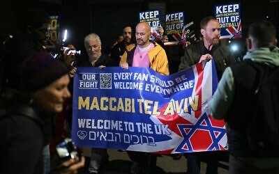 Des manifestants pro-Israël défilent, avant le match de football de la phase de groupes de l’UEFA Europa League entre Aston Villa et le Maccabi Tel Aviv à Villa Park, à Birmingham, dans le centre de l’Angleterre, le 6 novembre 2025. (Crédit : Oli SCARFF/AFP)