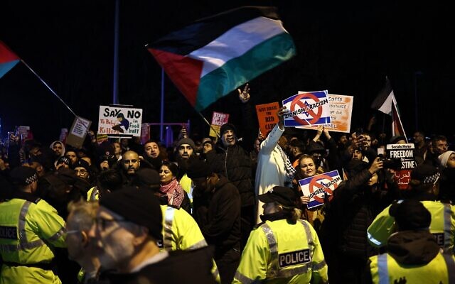 Des policiers sécurisant une manifestation anti-Israël devant Villa Park, à Birmingham, dans le centre de l'Angleterre, le 6 novembre 2025, avant le match de football de la phase de groupes de l'UEFA Europa League entre Aston Villa et le Maccabi Tel Aviv. (Crédit : Henry Nicholls/AFP) Des policiers sécurisant une manifestation anti-Israël devant Villa Park, à Birmingham, dans le centre de l'Angleterre, le 6 novembre 2025, avant le match de football de la phase de groupes de l'UEFA Europa League entre Aston Villa et le Maccabi Tel Aviv. (Crédit : Henry Nicholls/AFP)