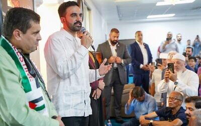 Le maire élu de New York, Zohran Mamdani, en chemise blanche, s'adresse aux membres du Centro Islamico del Caribe - mosquée Masjid Ebadur Rahman durant la prière, le 7 novembre 2025 à San Juan, Porto Rico. (Crédit : Angel Valentin / Getty Images via AFP)