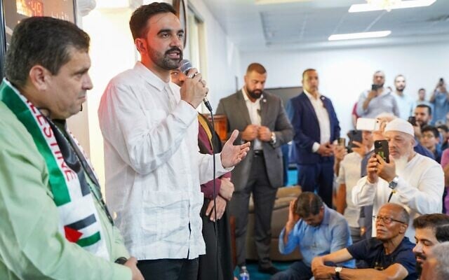Le maire élu de New York, Zohran Mamdani, en chemise blanche, s'adresse aux membres du Centro Islamico del Caribe - mosquée Masjid Ebadur Rahman durant la prière, le 7 novembre 2025 à San Juan, Porto Rico. (Crédit : Angel Valentin / Getty Images via AFP)
