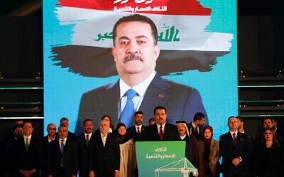 Le Premier ministre irakien Mohammed Chia al-Soudani (au centre) prononçant un discours lors d'un rassemblement électoral de la Coalition pour la reconstruction et le développement avant les élections législatives du pays, à Bagdad, le 7 novembre 2025. (Crédit : Ahmad al-Rubaye/AFP) Le Premier ministre irakien Mohammed Chia al-Soudani (au centre) prononçant un discours lors d'un rassemblement électoral de la Coalition pour la reconstruction et le développement avant les élections législatives du pays, à Bagdad, le 7 novembre 2025. (Crédit : Ahmad al-Rubaye/AFP)