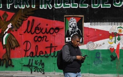 Un homme passe devant une fresque peinte sur une clôture métallique par des partisans pro-palestiniens dans le quartier dit "Palestine Plaza" à Mexico, le 7 novembre 2025. (Crédit : Yuri CORTEZ / AFP).