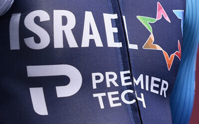 (ARCHIVES) Cette photo montre le logo d'Israel-Premier Tech sur un maillot lors de la 108e édition du Giro d'Italia, une course cycliste de 151 km entre Ceglie Messapica et Matera, le 14 mai 2025. (Crédit : Luca Bettini / AFP)