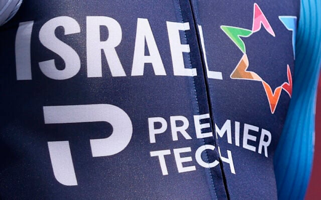 (ARCHIVES) Cette photo montre le logo d'Israel-Premier Tech sur un maillot lors de la 108e édition du Giro d'Italia, une course cycliste de 151 km entre Ceglie Messapica et Matera, le 14 mai 2025. (Crédit : Luca Bettini / AFP)