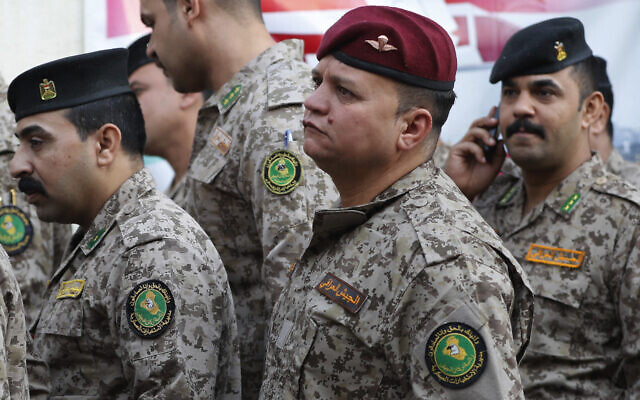 Des soldats irakiens font la queue pour voter lors d'une journée spéciale réservée aux forces de sécurité irakiennes, avant les élections législatives du 11 novembre, à Bagdad, le 9 novembre 2025. (Crédit : AHMAD AL-RUBAYE / AFP) Des soldats irakiens font la queue pour voter lors d'une journée spéciale réservée aux forces de sécurité irakiennes, avant les élections législatives du 11 novembre, à Bagdad, le 9 novembre 2025. (Crédit : AHMAD AL-RUBAYE / AFP)