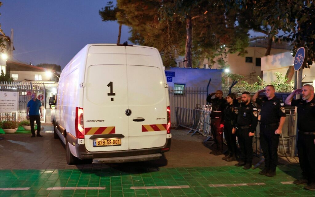 Un fourgon transportant des restes humains, présumés être ceux du lieutenant Hadar Goldin, que le Hamas prétend avoir restitués dans le cadre d'un accord de cessez-le-feu à Gaza, arrive au Centre national de médecine légale (Abu Kabir) à Tel Aviv, le 9 novembre 2025. (Crédit : Menahem Kahana / AFP)