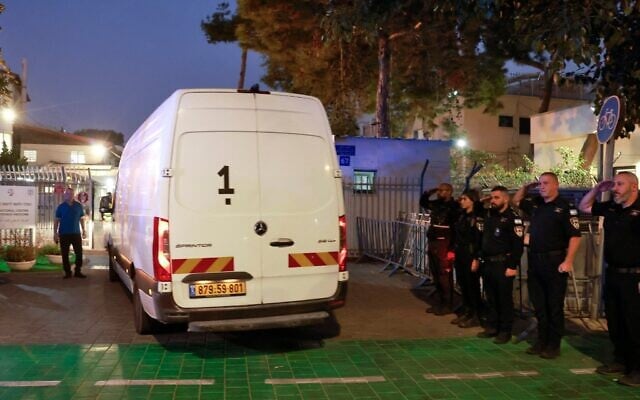 Un fourgon transportant des restes humains, présumés être ceux du lieutenant Hadar Goldin, que le Hamas prétend avoir restitués dans le cadre d'un accord de cessez-le-feu à Gaza, arrive au Centre national de médecine légale (Abu Kabir) à Tel Aviv, le 9 novembre 2025. (Crédit : Menahem Kahana / AFP)