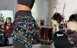 Dans une salle de sport exclusivement féminine à Ryad, des femmes se déhanchent au rythme des percussions, heureuses de pratiquer la danse orientale à l'abri des regards et à l'insu de leur famille, tant cette discipline reste taboue dans le royaume conservateur. (Crédit : AFPTV)