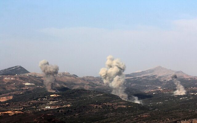 Des panaches de fumée s'élèvent à la suite d'une frappe israélienne dans la banlieue du village de Qatrani, près de Jezzine, dans le sud du Liban, le 10 novembre 2025 (Crédit : Rabih DAHER / AFP)