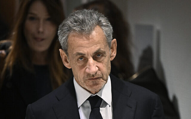 L'ancien président français Nicolas Sarkozy quitte le tribunal de Paris après le verdict rendu dans le cadre de son procès pour financement illégal de sa campagne présidentielle victorieuse de 2007 par la Libye, le 25 septembre 2025. (Crédit : JULIEN DE ROSA / AFP) L'ancien président français Nicolas Sarkozy quitte le tribunal de Paris après le verdict rendu dans le cadre de son procès pour financement illégal de sa campagne présidentielle victorieuse de 2007 par la Libye, le 25 septembre 2025. (Crédit : JULIEN DE ROSA / AFP)
