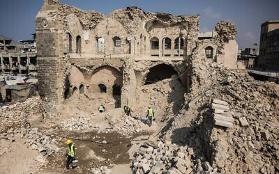 Des ouvriers commençant la réhabilitation des vestiges du musée du Palais de Pacha, endommagé par deux années de combats entre Israël et le Hamas, à Gaza-City, le 11 novembre 2025. (Crédit : Omar al-Qataa/AFP)