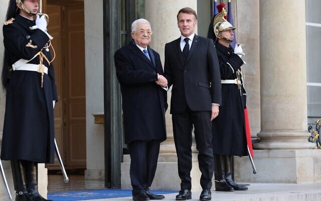 Le président français Emmanuel Macron accueillant le dirigeant de l'Autorité palestinienne, Mahmoud Abbas, à l'Élysée, à Paris, le 11 novembre 2025. (Crédit : Ludovic Marin/AFP)
