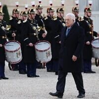 Le dirigeant de l'Autorité palestinienne, Mahmoud Abbas, arrivant pour rencontrer le président français Emmanuel Macron, à l'Élysée, à Paris, le 11 novembre 2025. (Crédit : Ludovic Marin/AFP)
